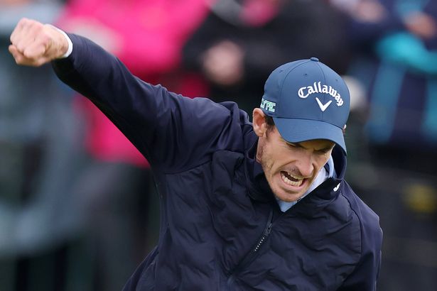 Andy Murray celebrates on the 18th green