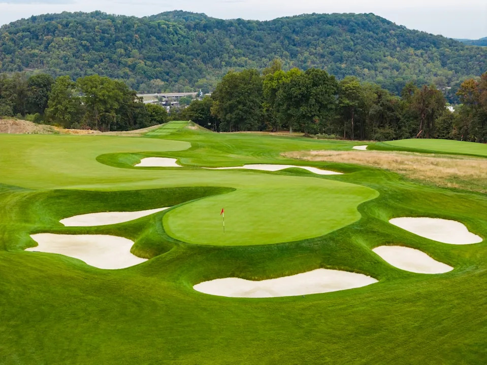 /content/dam/images/golfdigest/fullset/course-photos-for-places-to-play/oakmont-country-club-pennsylvania-seventeenth-hole.jpg