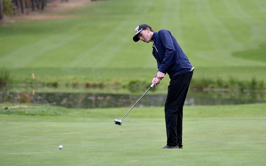 Michael Schmiedel putts.