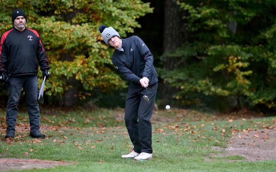 Tyler Hacker chips onto the green.