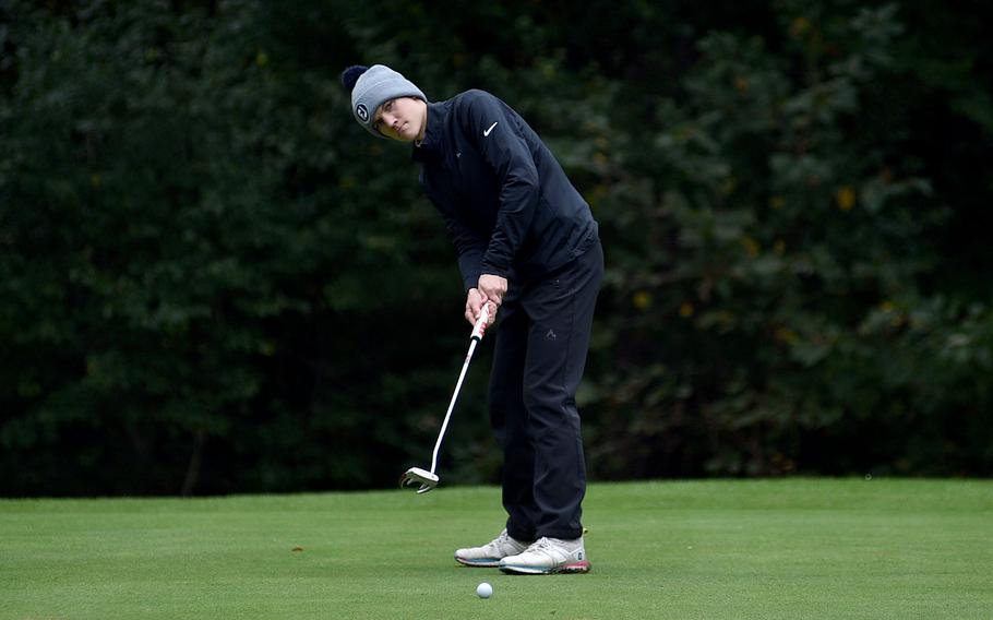 Tyler Hacker putts.
