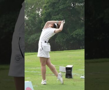 It goes on smoothly from the address to the finish. She is Yuna Nishimura.