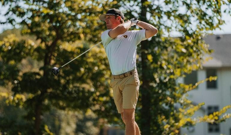 Schmidt finishes in top 15 for men's golf in fall finale
