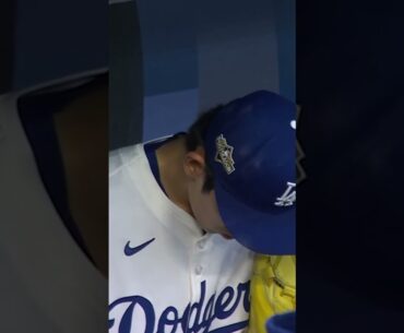 Talk about locked in 🔐🤣 Roki Sasaki didn’t take his glove off between-innings in the Dodgers dugout