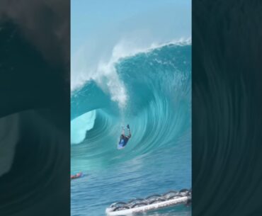 62 YEARS OLD! Mike Stewart is back at #teahupoo 💪💥 Tim McKenna 👌 #inpiration #surf