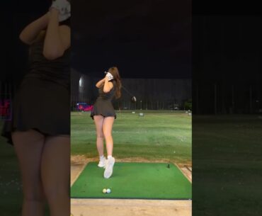Amazing Golf Swing you need to see | Golf Girl awesome swing | Golf shorts | Aomamm