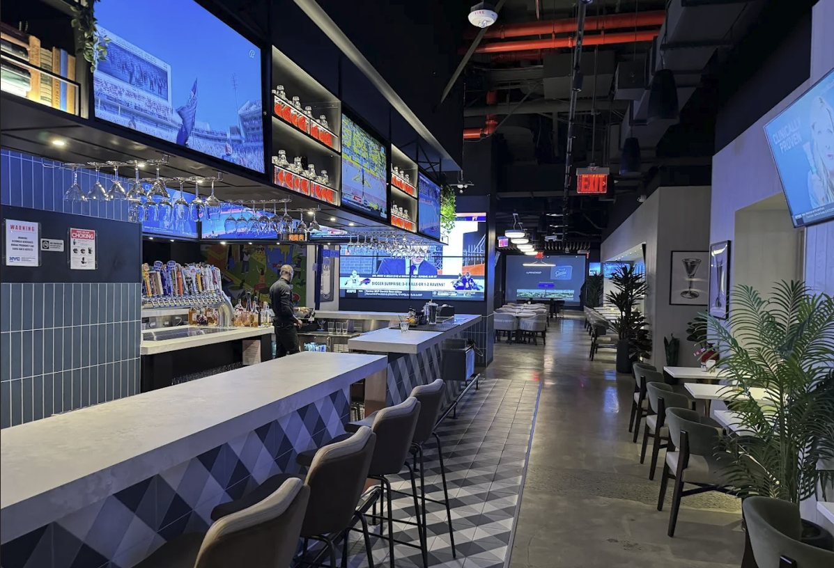 Golfzon’s U.S. commercial outlet, Golfzon Social, offers visitors the chance to enjoy food and drinks while playing screen golf. [GOLFZON]
