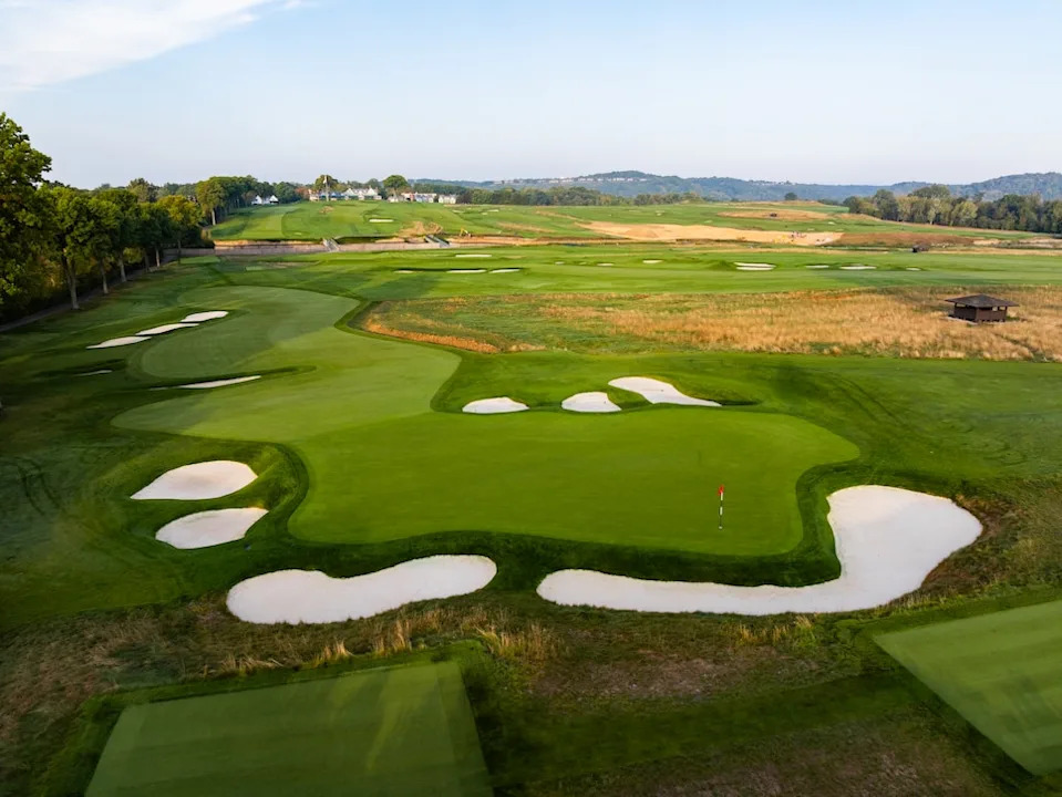 /content/dam/images/golfdigest/fullset/course-photos-for-places-to-play/oakmont-country-club-pennsylvania-second-hole.jpg