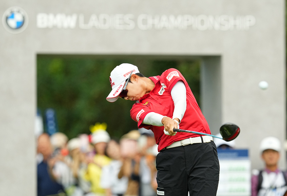 Kim Sei-young of Korea tees off on the first hole in the first round of the BMW Ladies Championship at Pine Beach Golf Links in Haenam, South Jeolla Province, on Oct. 16, in this photo provided by the tournament organizing committee. [YONHAP] 