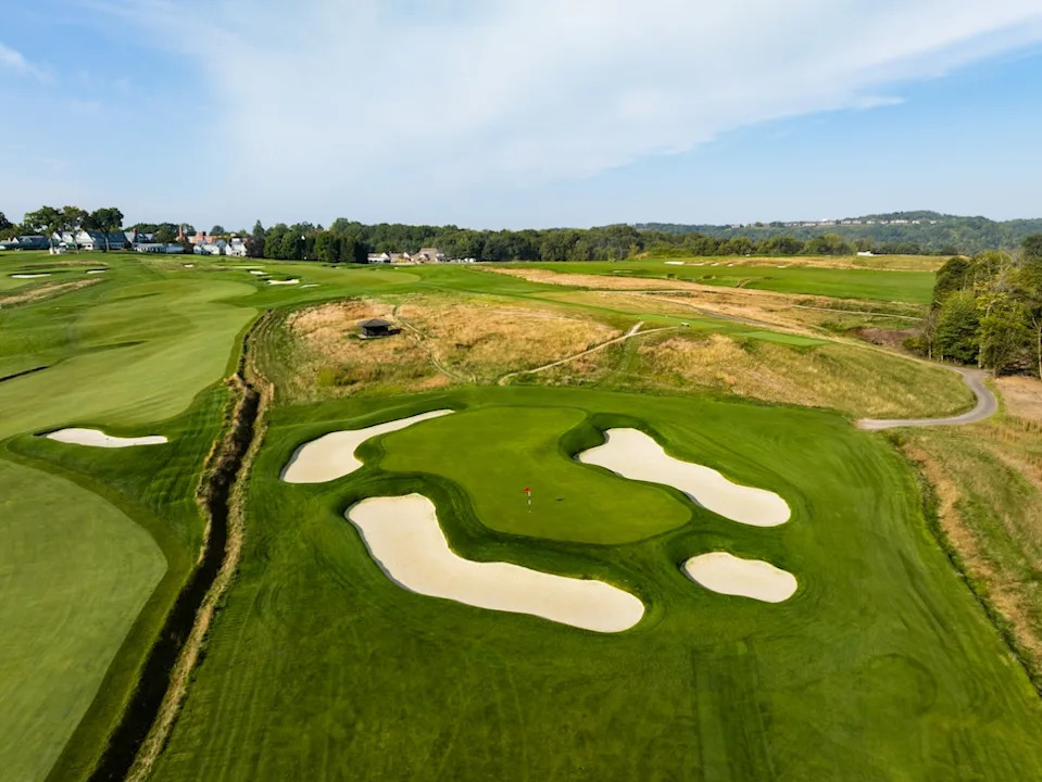 /content/dam/images/golfdigest/fullset/course-photos-for-places-to-play/oakmont-country-club-pennsylvania-jeff-marsh.jpg