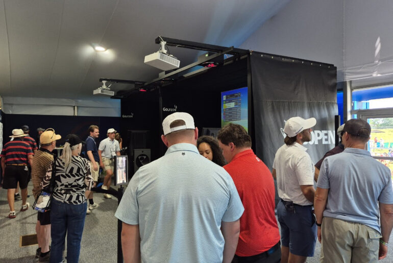 Spectators visiting the promotional booth at Oakmont Country Club in Pennsylvania, the venue of last year’s U.S. Open, try out the Golfzon simulator. [SUNG HO-JUN]