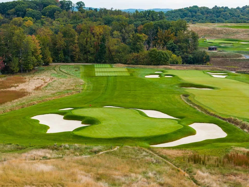 /content/dam/images/golfdigest/fullset/course-photos-for-places-to-play/oakmont-country-club-pennsylvania-thirteenth-hole.jpg