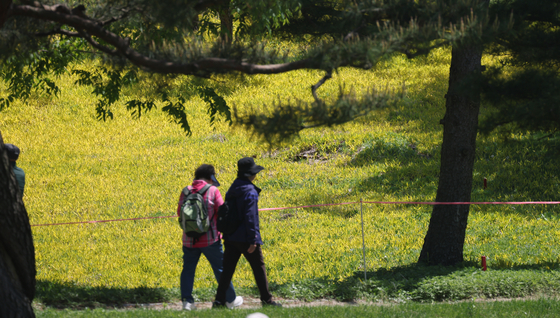 People walk through Anyang Country Club in Gunpo, Gyeonggi on May 7. [NEWS1]