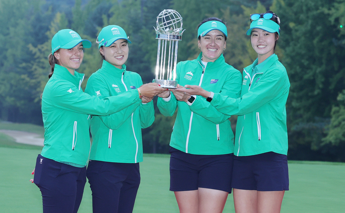 Australia beat the U.S. to win the Hanwha Life Plus International Crown, a national women’s golf com.. Australian women's golfers are delighted with the trophy after winning the Hanwha Life Plus International Crown Final at New Korea CC in Goyang, Gyeonggi Province, on the 26th. Yonhap News Agency