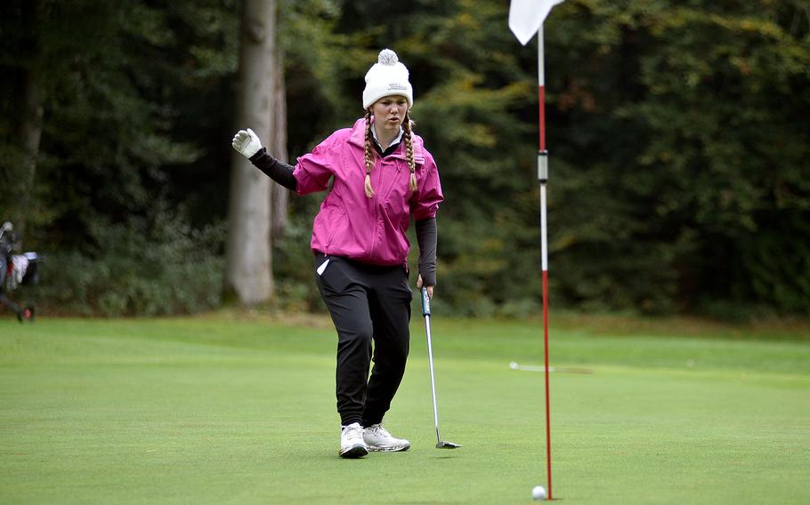 Nora Hacker sinks a putt.