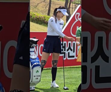 오늘 플레이 할 볼 확인하는 몸짱골퍼 김나영프로 #KOREA#GOLF#KLPGA#미녀#Beauty#골퍼#golfshorts#골프쇼츠#골프#swing#스윙_여행사랑TV 오늘 플레이 할 볼 확인하는 몸짱골퍼 김나영프로 #KOREA#GOLF#KLPGA#미녀#Beauty#골퍼#golfshorts#골프쇼츠#골프#swing#스윙_여행사랑TV