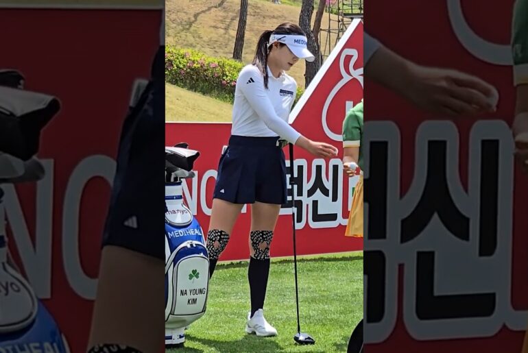 오늘 플레이 할 볼 확인하는 몸짱골퍼 김나영프로 #KOREA#GOLF#KLPGA#미녀#Beauty#골퍼#golfshorts#골프쇼츠#골프#swing#스윙_여행사랑TV 오늘 플레이 할 볼 확인하는 몸짱골퍼 김나영프로 #KOREA#GOLF#KLPGA#미녀#Beauty#골퍼#golfshorts#골프쇼츠#골프#swing#스윙_여행사랑TV