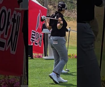 첫홀 티샷 전 티박스에서 몸풀기 중인 홍지원프로 #KOREA#GOLF#KLPGA#미녀#Beauty#골퍼#golfshorts#골프쇼츠#골프#swing#스윙_여행사랑TV