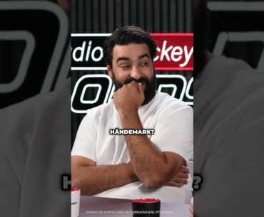 Adam tjuvkikar i studion…