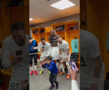 A Angers, la victoire célébrée avec la mascotte #football #ambiance #angers #chanson