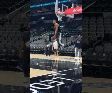 VICTOR WEMBANYAMA THROUGH THE LEGS SLAM DUNK!