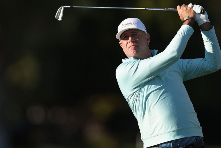 Stewart Cink storms to 1-shot Schwab lead after bogey-free round