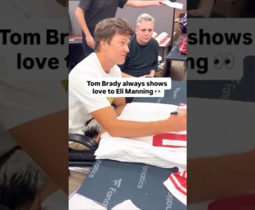 Tom Brady shows love to Eli Manning🤣