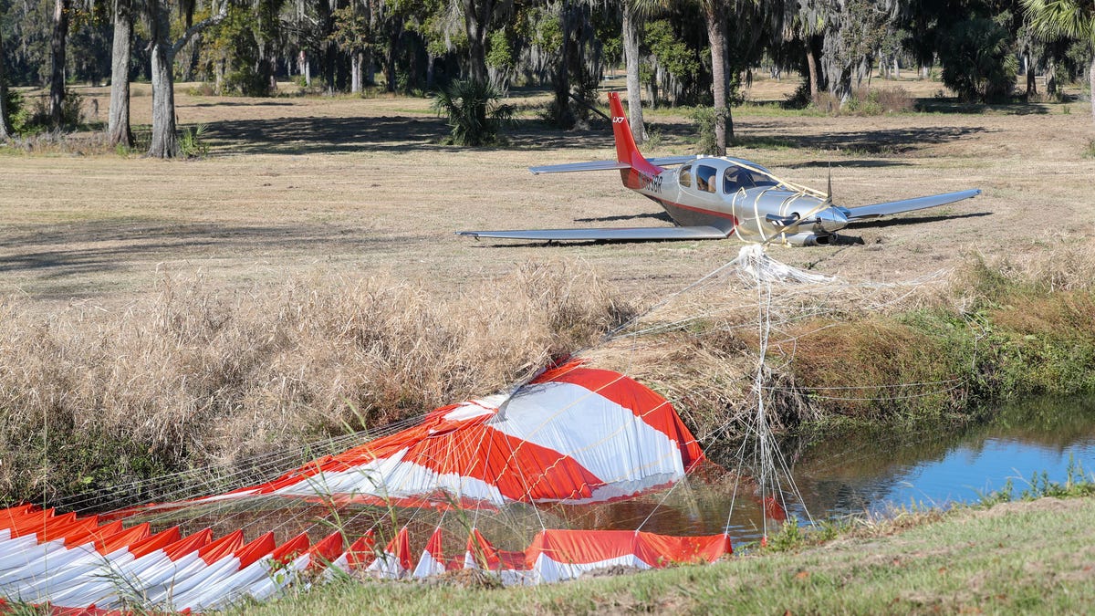 Small plane forced to make emergency landing at Georgia golf course Small plane forced to make emergency landing at Georgia golf course