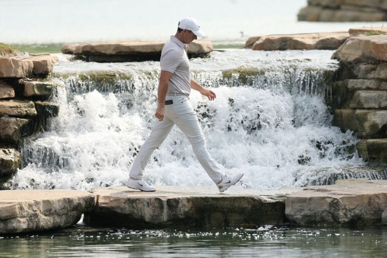 McIlroy tied for the lead going into final round in Dubai