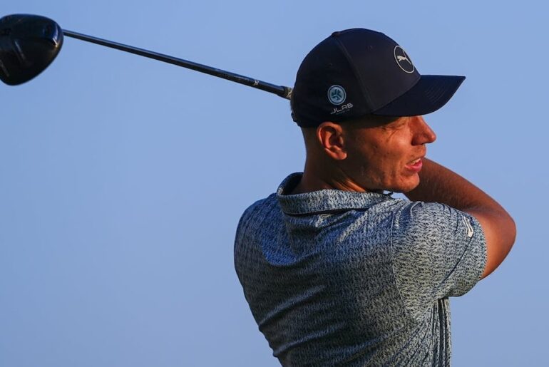 Matti Schmid takes the lead in Mexico with a 63