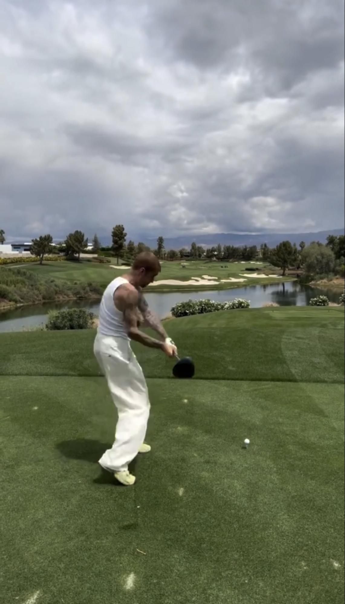Justin-Bieber-Golf-Swing-pre-impact.jpg