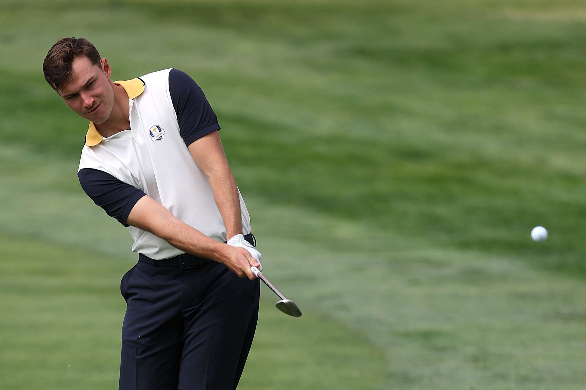 FARMINGDALE, NEW YORK - SEPTEMBER 22: Rasmus Hojgaard of Team Europe chips during practice prior to the Ryder Cup 2025 at Black Course at Bethpage State Park Golf Course on September 22, 2025 in Farmingdale, New York. (Photo by Carl Recine/Getty Images)