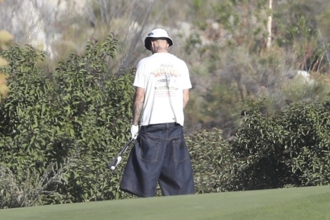*PREMIUM-EXCLUSIVE* Burbank, CA Justin Bieber was seen urinating on the greens during a golf outing in Palm Springs, shortly after sipping IPAs. Is he working on his swing?! It is important to note public urination is an offense in Palm Springs, generally charged as a misdemeanor under local municipal code or state laws related to disorderly conduct or public nuisance. Pictured: Justin Bieber BACKGRID USA 23 NOVEMBER 2025 USA: +1 310 798 9111 / usasales@backgrid.com UK: +44 208 344 2007 / uksales@backgrid.com *UK Clients - Pictures Containing Children Please Pixelate Face Prior To Publication*