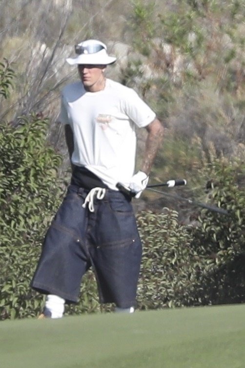 BGUK_3425837 - *PREMIUM-EXCLUSIVE* Burbank, CA MUST CALL FOR PRICING BEFORE USAGE - Justin Bieber was seen urinating on the greens during a golf outing in Palm Springs, shortly after sipping IPAs. Is he working on his swing?! It is important to note public urination is an offense in Palm Springs, generally charged as a misdemeanor under local municipal code or state laws related to disorderly conduct or public nuisance. Pictured: Justin Bieber BACKGRID UK 23 NOVEMBER 2025 BYLINE MUST READ: LESE / BACKGRID UK: +44 208 344 2007 / uksales@backgrid.com USA: +1 310 798 9111 / usasales@backgrid.com *Pictures Containing Children Please Pixelate Face Prior To Publication*