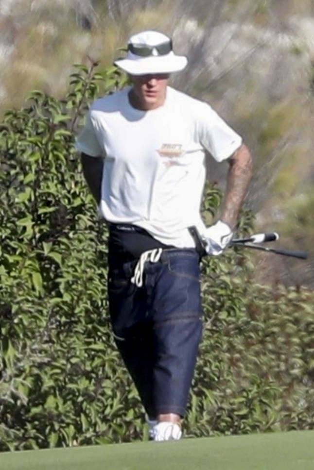 BGUK_3425837 - *PREMIUM-EXCLUSIVE* Burbank, CA MUST CALL FOR PRICING BEFORE USAGE - Justin Bieber was seen urinating on the greens during a golf outing in Palm Springs, shortly after sipping IPAs. Is he working on his swing?! It is important to note public urination is an offense in Palm Springs, generally charged as a misdemeanor under local municipal code or state laws related to disorderly conduct or public nuisance. Pictured: Justin Bieber BACKGRID UK 23 NOVEMBER 2025 BYLINE MUST READ: LESE / BACKGRID UK: +44 208 344 2007 / uksales@backgrid.com USA: +1 310 798 9111 / usasales@backgrid.com *Pictures Containing Children Please Pixelate Face Prior To Publication*