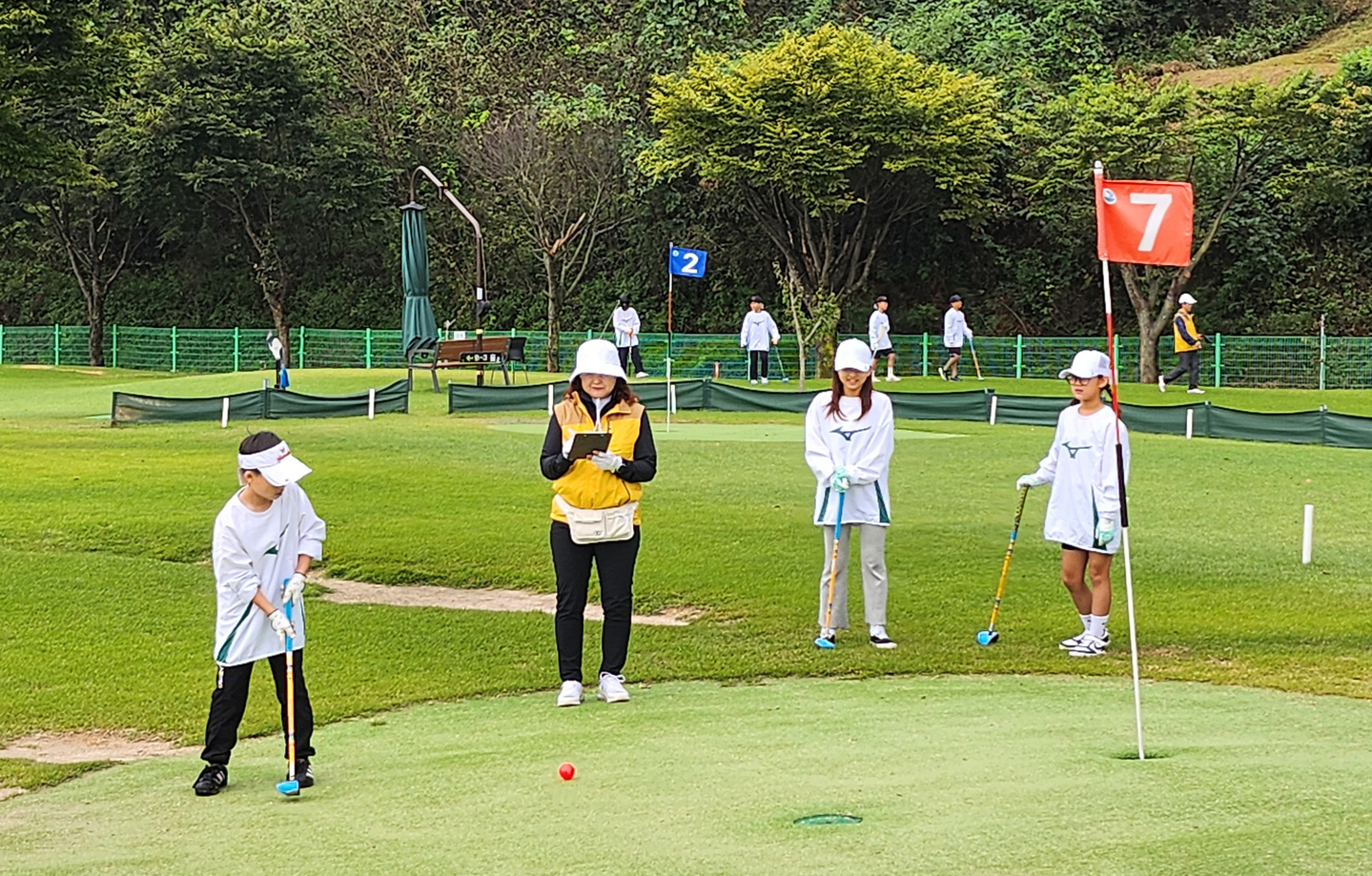 Young students and teachers play park golf at a field in Cheorwon, Gangwon, on Sept. 29. [YONHAP]