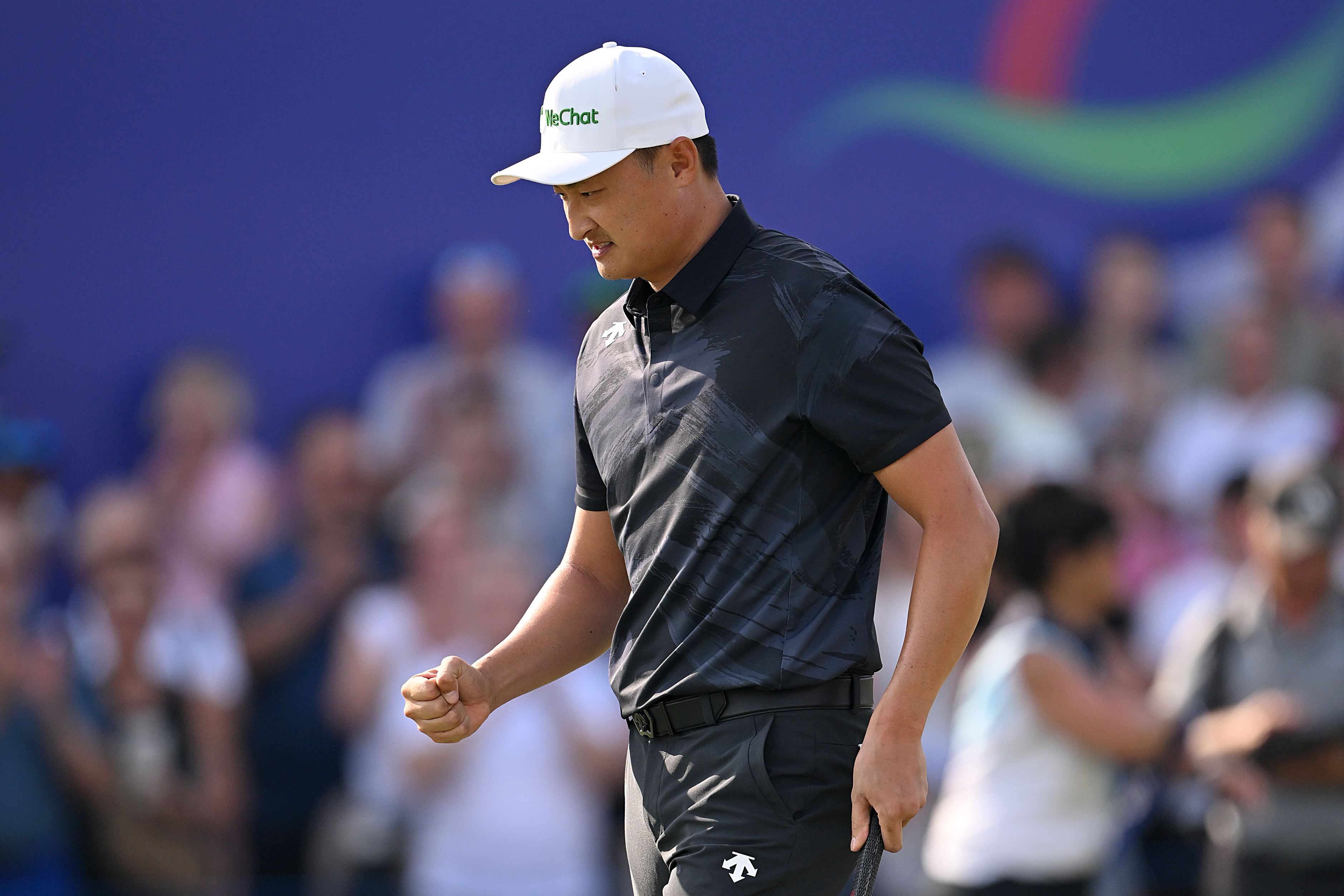 Haotong Li fist pumps