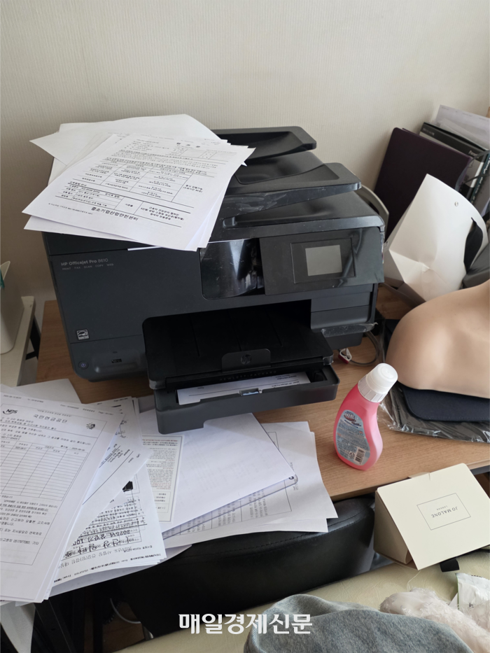 The inside of the office of the membership trader who committed fraud and went into hiding is messy. [Victim]