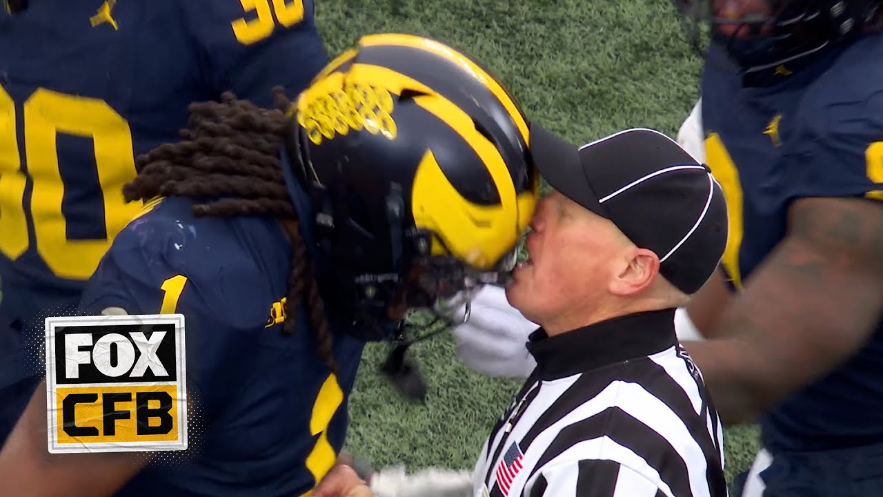 Michigan player HEADBUTTS the Ref in Ohio State vs. Michigan 😳 Michigan player HEADBUTTS the Ref in Ohio State vs. Michigan 😳