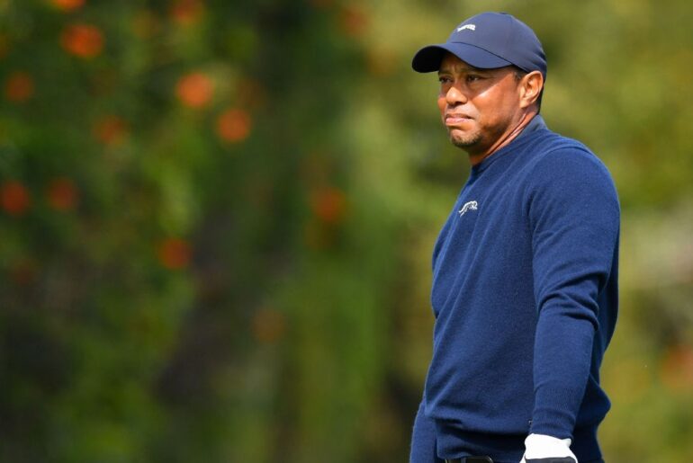 Tiger chipping, putting, says recovery from disk surgery 'slow'