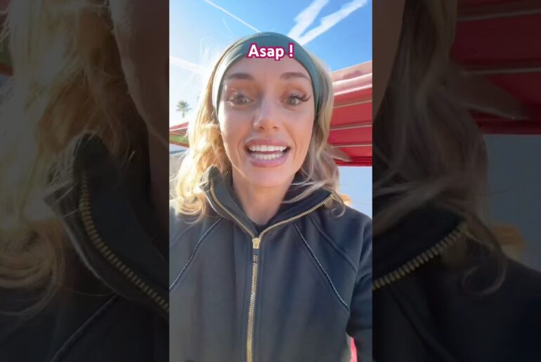 🥶☃️ #cartgirl #christmas #golf #barbie #golfgear #golfgirls #golfers #funny #golfer #warmdrinks