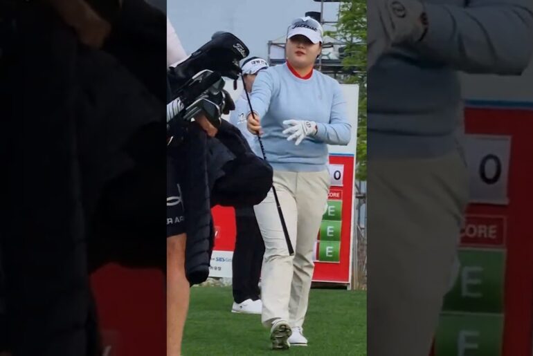 전인지.배소현.윤이나에 이어 캐디에게 두손으로 클럽을 건네는 예의 바른 최혜원프로 #KOREA#GOLF#KLPGA#미녀#Beauty#골퍼#golfshorts#골프쇼츠#골프