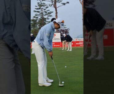 퍼팅 스트로크의 핵심은 어깨로만 움직이는 시계추 형태.김시현프로 퍼팅연습장면 #KOREA#GOLF#KLPGA#미녀#Beauty#골퍼#golfshorts#골프쇼츠#골프#swing