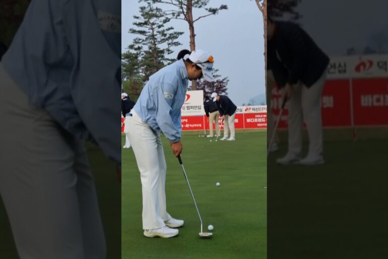 퍼팅 스트로크의 핵심은 어깨로만 움직이는 시계추 형태.김시현프로 퍼팅연습장면 #KOREA#GOLF#KLPGA#미녀#Beauty#골퍼#golfshorts#골프쇼츠#골프#swing