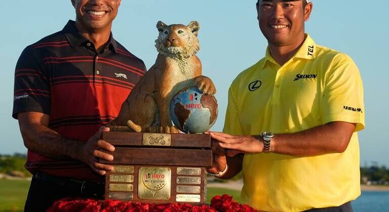 Tournament host Tiger Woods presented Hideki Matsuyama with the winner's trophy.  Photo: AP PHOTO