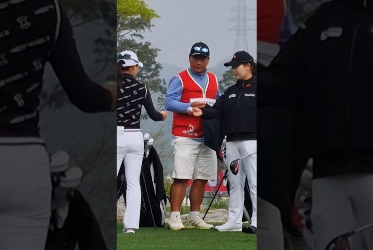 오구 방지를 위한 플레이 전 각자 본인들 볼 확인 타임.유현조 홍정민 고지원프로 #KOREA#GOLF#KLPGA#미녀#Beauty#골퍼#golfshorts#골프쇼츠#골프#swing