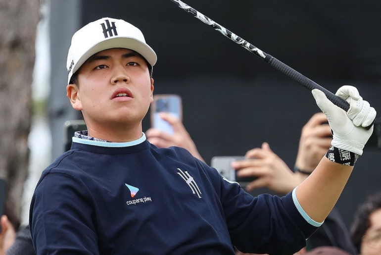 Jang Yu-bin of Korea tees off on the second hole during the first round of LIV Golf Korea at Jack Nicklaus Golf Club Korea in Incheon, May 2. Yonhap