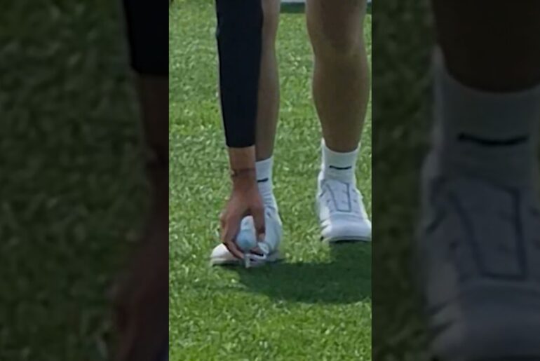 투어프로들도 티 하나 꽂는데 무척 신중하답니다.스마일퀸 미녀골퍼 박혜준프로 #KOREA#GOLF#KLPGA#미녀#Beauty#골퍼#golfshorts#골프쇼츠#골프#swing#스윙