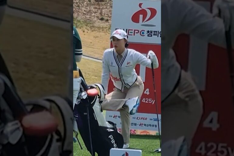 이 자세로 스트레칭 하면 너무너무 시원하답니다.문정민프로 스트레칭 #KOREA#GOLF#KLPGA#미녀#Beauty#골퍼#golfshorts#골프쇼츠#골프#swing#스윙_여행사랑