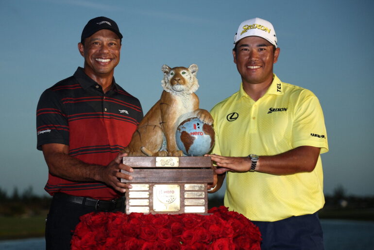 Hideki Matsuyama (right) is taking a photo with Tiger Woods. AFP Yonhap News Agency